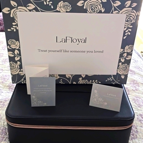 LaFloyal Handbags - Extra Large "LaFloyal" Make-up or Toiletry Case in Black